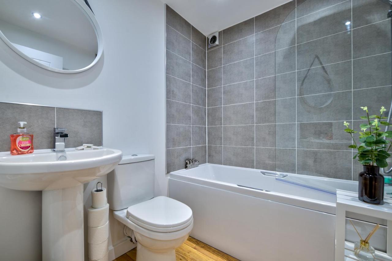 Stamford Central Stay - Stylish 2-Bed Apartment With Wifi Exterior photo